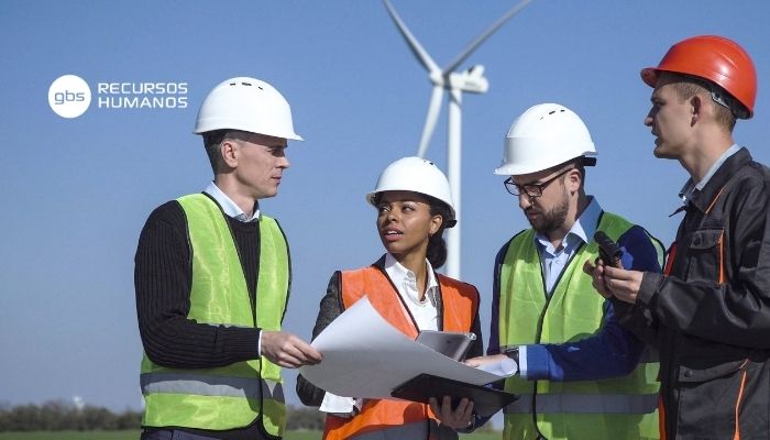 Trabajadores hablando del empleo en energías renovables